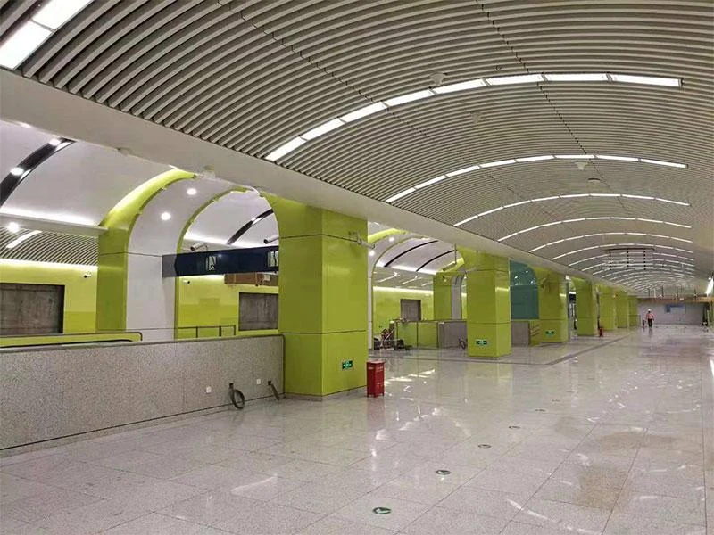 Arched baffle ceiling in a public transport hall