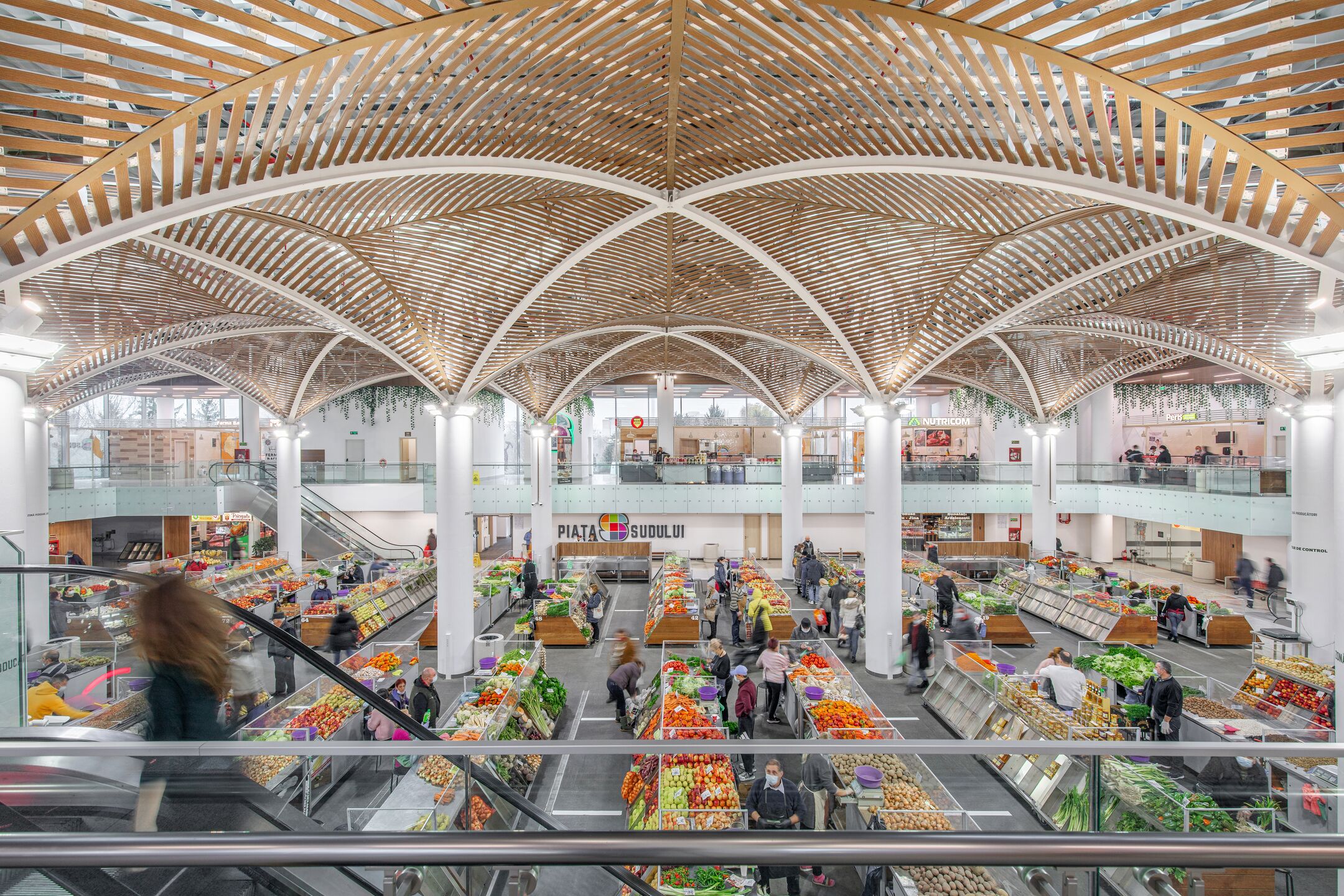 Wood-effect linear ceilings — third-party installation reference